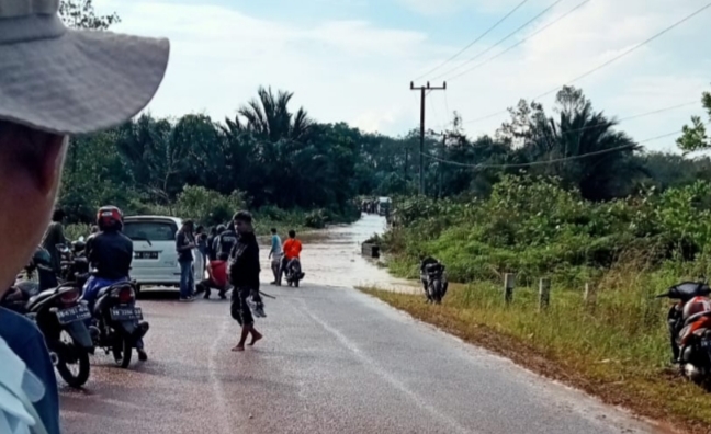 
 Curah Hujan Yang di Tafsirkan Satu Jam Mengakibatkan Luapan Air Sungai Begini Kronologis nya