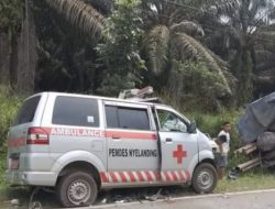 Hilang Kendali Ambulance Pemdes Nyelanding Tabrak Truk, 1 Nyawa Melayang