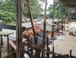 Abrasi Pantai Batu Berani Hancurkan Jalan dan Pondok Pedagang