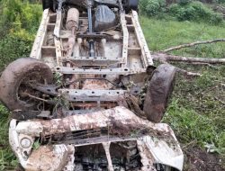 Mobil Tabrak Pondok hingga Terbalik  