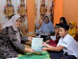 Kades Sekar Biru Bagikan Al-Qur’an Kepada Guru Ngaji