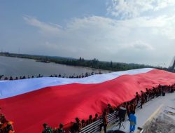 Bendera Raksasa Berkibar di Jembatan Emas Babel, Ini Kata PJ Gubernur Babel