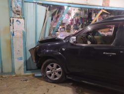 Avanza Hitam Ditabrak Fortuner Saat Terparkir