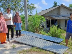 Tiga Rumah Warga Rusak, Kades Sekar Biru Memberikan Bantuan