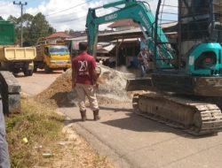 Quick Response Dinas PUPR Bangka Barat Jalan yang Rusak di Desa Kelabat