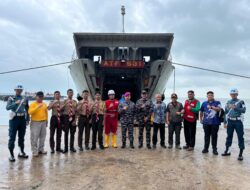 Melalui Perairan Bangka Barat Kirim 5 Excavator ke Sumatera Utara, Lanal Babel Bersama PT Timah 