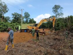 Satgas TMMD Ke-127 Kodim 0432/Bangka Selatan Laksanakan Pemadatan Jalan Penghubung Ke Area Persawahan