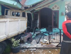 Truk Liku Hantam Rumah Warga, Sopir Minta Bantuan Evakuasi Timah dengan Upah Fantastis